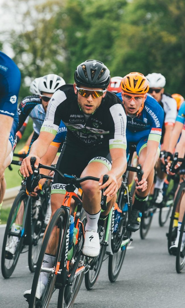 Radrennfahrer Peloton, konzentriert und schnell unterwegs.